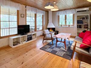 ein Wohnzimmer mit einem Sofa und einem Tisch in der Unterkunft Holiday home YNGSJÖ III in Yngsjö