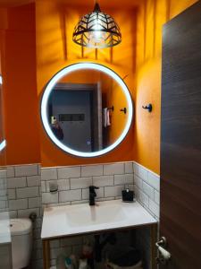 uma casa de banho com um espelho e um lavatório em Top Floor Apartment em Komotini