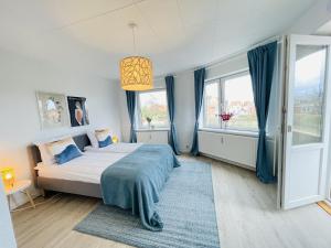 - une chambre avec un lit et une grande fenêtre dans l'établissement aday - Blue Sea apartment with balcony, à Frederikshavn
