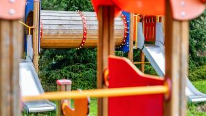 einen Blick auf einen Spielplatz mit farbenfroher Spielausrüstung in der Unterkunft Marina Kąty Rybackie Apartamenty PIAMOLA in Kąty Rybackie