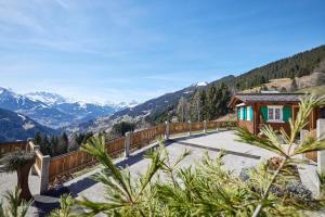 una casa su una montagna con montagne sullo sfondo di Schuler's Panoramablick a Silbertal