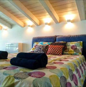 una cama con almohadas en una habitación en Su Misura, en Molini