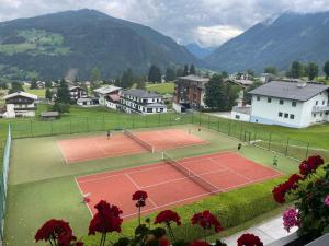 Tenis alebo squash v ubytovaní Haus Central alebo jeho okolí