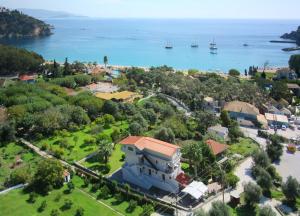 z góry widok na dom i ocean w obiekcie Villa Ilias w mieście Parga