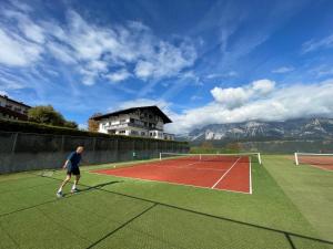 Tenis alebo squash v ubytovaní Haus Central alebo jeho okolí