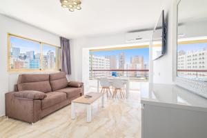 salon z kanapą i stołem w obiekcie Acuarium II 5-B Apartment Levante Beach w mieście Benidorm