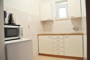 Kuchyň nebo kuchyňský kout v ubytování Apartmani Alavuk