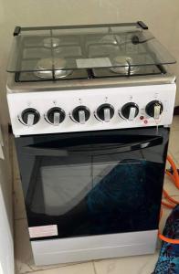 um forno de fogão branco sentado numa cozinha em Mapusagas Riverside x2Bedrooms Home away from home #4 Sleeps 2-6 em Apia