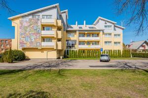 un edificio con un murale sul lato di RR apartamentai Palangos centre a Palanga