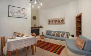ein Wohnzimmer mit Sofa und Tisch in der Unterkunft Feneri Traditional House Apt 1- 20' from Elafonisi beach in Elafonisi