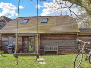 a swing in front of a log house at Shepherds Loft in Benson