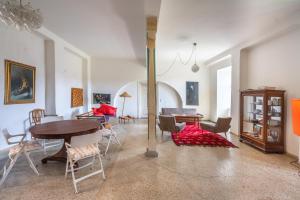 a living room with a table and chairs at Schloss Hornegg in Preding