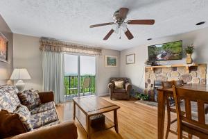 Et opholdsområde på Deer Ridge Mountain Resort E108