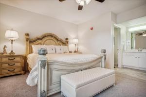 1 dormitorio blanco con 1 cama grande y lavamanos en Whispering Pines 124, en Pigeon Forge 33 fotos más