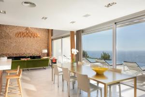 a dining room with a table and chairs at Casa Nami Costa Brava - BY EMERALD STAY in Sant Feliu de Guíxols