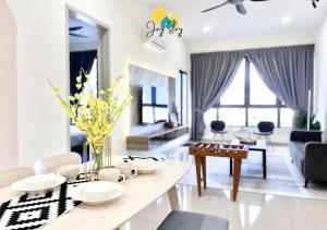 een woonkamer met een eettafel met bloemen erop bij Bali Residence I Luxury 2BR I 6-10pax I Jonker St I Water Park I City Centre by Jay Stay in Melaka