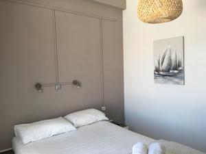 A bed or beds in a room at Cristi Rooms