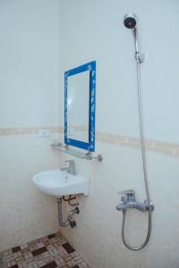 Hoan Hao Hotel في ها زانغ: حمام مع حوض ومرآة