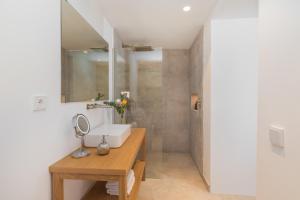 阿爾庫迪亞的住宿－Petit Palau Alcudia - Adults Only，一间带水槽和镜子的浴室