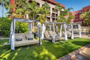 un gruppo di gazebo sul prato di un hotel di Barceló Marbella a Marbella Altre 37 foto