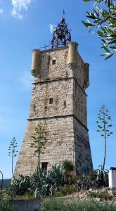 uma torre de tijolos com uma estátua em cima. em Au Coeur du Var ! Bienvenue à Draguignan ! em Draguignan