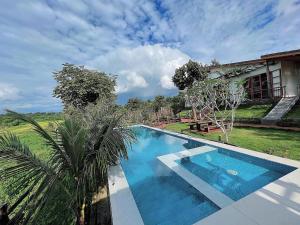 una piscina frente a una casa en Palme villa - Venuestay 