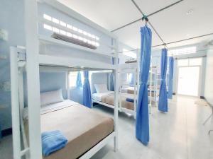 Ένα ή περισσότερα κρεβάτια σε δωμάτιο στο Khao Sok Backpacker Hostel