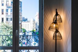 lampa obok okna z widokiem na miasto w obiekcie Precioso Apartamento en el Centro de Granada. w Grenadzie