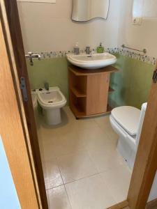 ein Badezimmer mit Toilette und Waschbecken in der Unterkunft Sensacional piso en San Fernando in San Fernando