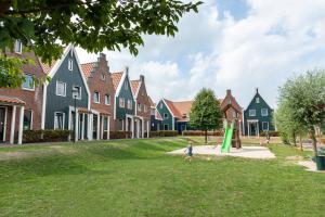 un enfant jouant dans une cour dans un quartier résidentiel dans l'établissement Marinapark Volendam, à Volendam