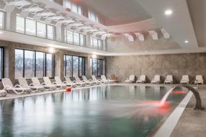 Swimming pool sa o malapit sa Wellness Resort & SPA Apartments Dziwnów Riverfront by Renters