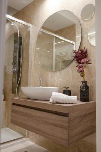 y baño con lavabo y espejo. en La Chimera Luxury Home en Taranto