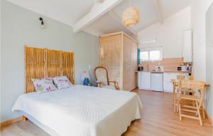 um quarto com uma cama branca e uma cozinha em Gorgeous Home In Vedne With Wifi em Vedène