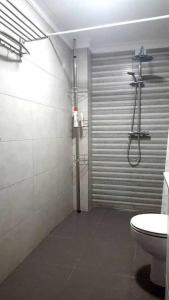 een badkamer met douche en toilet bij Casa Aguacate in Taramay +7 foto's