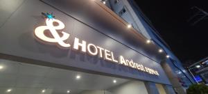 znak na boku budynku w obiekcie Hotel Andrest w Pusanie