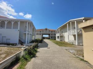 a walkway in front of a building at Escapade Ensoleillée in Mimizan