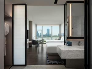 uma casa de banho com um lavatório e uma sala de estar em Guangzhou Marriott Hotel Nansha em Guangzhou