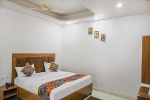 Кровать или кровати в номере FabHotel Well Stay +26 фотографий