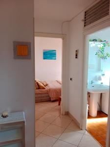 een slaapkamer met een bed en een wastafel in een kamer bij Marine Sea View in Sanremo