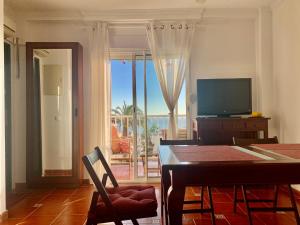 salon ze stołem jadalnym i telewizorem w obiekcie SEAVIEW La Mata pool&beach w mieście Torrevieja