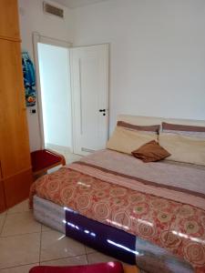 een slaapkamer met een bed en een stoel bij Marine Sea View in Sanremo