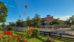 a group of hot air balloons flying in the sky at Lägenhet Yvonne in Gränna