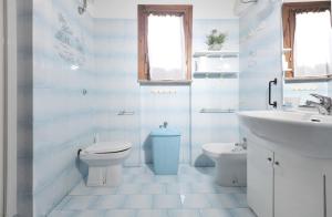 ein weißes Bad mit einem WC und einem Waschbecken in der Unterkunft [Costa Smeralda] Meravigliosa vista sul mare in Cannigione