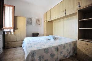 Schlafzimmer mit einem Bett und Holzschränken in der Unterkunft [Costa Smeralda] Meravigliosa vista sul mare in Cannigione