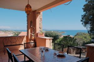 einen Tisch auf einem Balkon mit Meerblick in der Unterkunft [Costa Smeralda] Meravigliosa vista sul mare in Cannigione