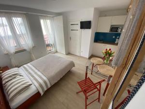 een slaapkamer met een bed, een tafel en stoelen bij Azak in Sarbinowo