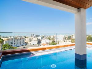 una piscina con vistas a la ciudad en Leonardo Boutique Hotel Larnaca en Lárnaca