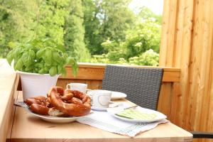 una mesa con dos platos de pretzels en ella en Ferienwohnung Jaud - Gmund am Tegernsee en Gmund am Tegernsee