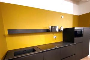 cocina con pared amarilla y encimera en Arena, Center, Hospital - "The Yellow", en Verona