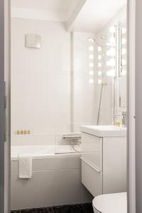 クルジュ・ナポカにあるSpacious ultracentral apartmentの白いバスルーム(トイレ、シンク付)
